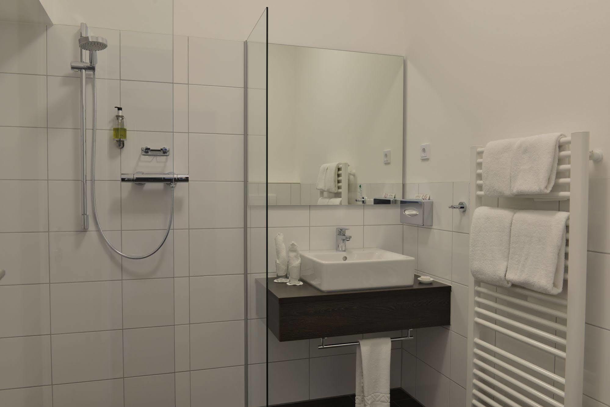 Uhu Gaestehaus Superior Кьолн Екстериор снимка